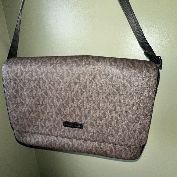 Micheal Kors Men’s cross body w/ card holder & keychain - Picture 4 of 6